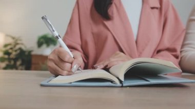 Ofiste çalışan kendinden emin iki genç iş kadını.