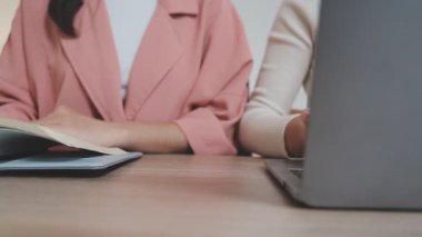 Ofiste çalışan kendinden emin iki genç iş kadını.