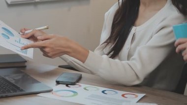 İş kadını grafiğe işaret ediyor