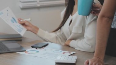 İş kadını grafiğe işaret ediyor