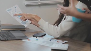 İş kadını grafiğe işaret ediyor