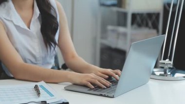 Modern bir ofis içinde görevlerini yapan genç profesyonel bir kadının portresi iş ve finans dünyasının özünü gözler önüne seriyor..