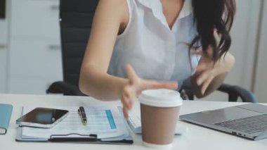 Genç bir girişimcinin portresi, iş ve finans temasını somutlaştıran çağdaş bir ofisteki çalışmalarına odaklandı..