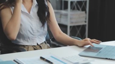 Genç bir girişimcinin portresi, iş ve finans temasını somutlaştıran çağdaş bir ofisteki çalışmalarına odaklandı..