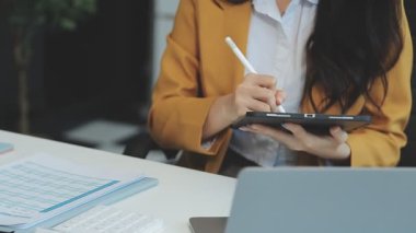 İşletme ve finans dünyasını temsil eden gösterişli bir ofiste çalışan genç bir kadının profesyonel portresi.