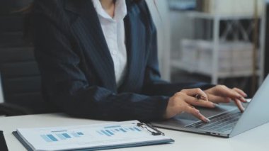 Ofisinde dizüstü bilgisayarla çalışan profesyonel iş kadını, modern çatı katında otururken taşınabilir bilgisayar kullanan genç bayan yönetici, işaret fişeği, iş süreci kavramı