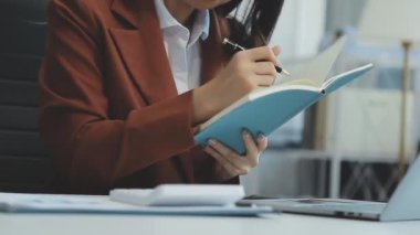 Ofisinde dizüstü bilgisayarla çalışan profesyonel iş kadını, modern çatı katında otururken taşınabilir bilgisayar kullanan genç bayan yönetici, işaret fişeği, iş süreci kavramı