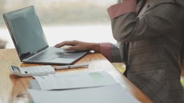 Genç bir girişimcinin portresi, iş ve finans temasını somutlaştıran çağdaş bir ofisteki çalışmalarına odaklandı..