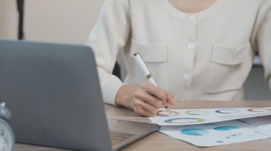 Ofiste mali raporla çalışan iş kadını