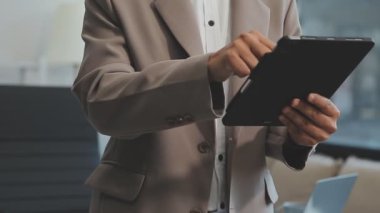 Dijital tablet kullanan işadamı