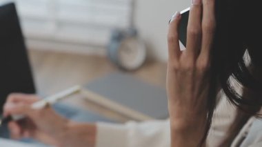 İşletme ve finans dünyasını temsil eden gösterişli bir ofiste çalışan genç bir kadının profesyonel portresi.
