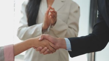 Şirket liderleri, iş ve mali ilişkilerin önemli bir yönünü vurgulayan başarılı bir el sıkışma anlaşması imzaladılar..