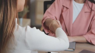 Şirket liderleri, iş ve mali ilişkilerin önemli bir yönünü vurgulayan başarılı bir el sıkışma anlaşması imzaladılar..