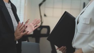 Şirket liderleri, iş ve mali ilişkilerin önemli bir yönünü vurgulayan başarılı bir el sıkışma anlaşması imzaladılar..