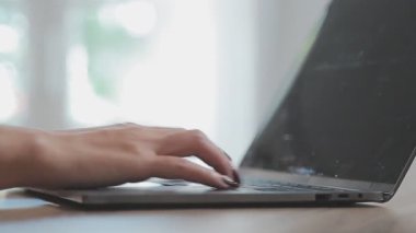 Bilgisayarda çalışan genç iş kadınının portresi modern bir ofis, iş ve finans konsepti arka planında.