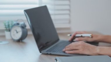 Bilgisayarda çalışan genç iş kadınının portresi modern bir ofis, iş ve finans konsepti arka planında.