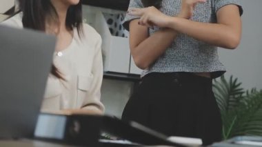 İş ekibi ofiste çalışıyor.