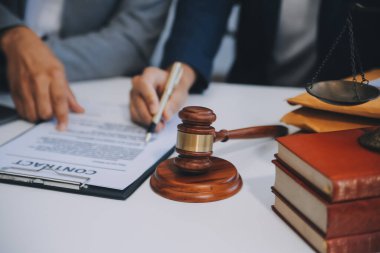Danışmanlık ve erkek avukatlar konferansı ve profesyonel iş kadını avukatlık bürosunda çalışıyor ve tartışıyorlar. Hukuk kavramları, Yargıç Tokmak adalet terazisiyle..