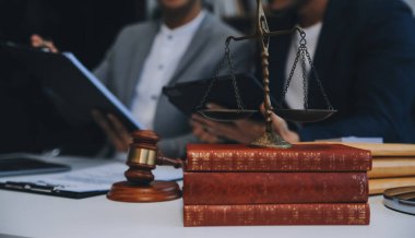 Danışmanlık ve erkek avukatlar konferansı ve profesyonel iş kadını avukatlık bürosunda çalışıyor ve tartışıyorlar. Hukuk kavramları, Yargıç Tokmak adalet terazisiyle..