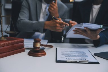 Danışmanlık ve erkek avukatlar konferansı ve profesyonel iş kadını avukatlık bürosunda çalışıyor ve tartışıyorlar. Hukuk kavramları, Yargıç Tokmak adalet terazisiyle..