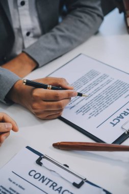 Danışmanlık ve erkek avukatlar konferansı ve profesyonel iş kadını avukatlık bürosunda çalışıyor ve tartışıyorlar. Hukuk kavramları, Yargıç Tokmak adalet terazisiyle..