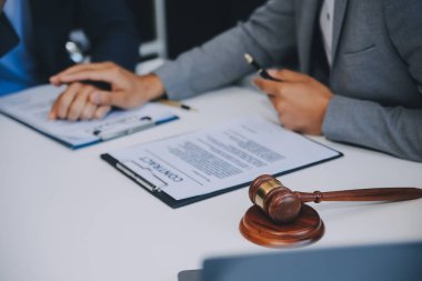 Danışmanlık ve erkek avukatlar konferansı ve profesyonel iş kadını avukatlık bürosunda çalışıyor ve tartışıyorlar. Hukuk kavramları, Yargıç Tokmak adalet terazisiyle..
