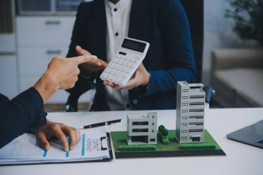 Emlakçı ev satın alma anlaşmasının şartları hakkında konuştu ve müşteriden sözleşmeyi yasal hale getirmek için belgeleri imzalamasını istedi, ev satışları ve ev sigortası kavramı.