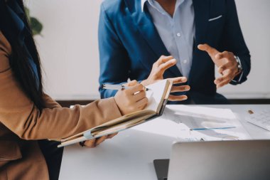 İş ekibi ile yeni başlangıç planı ve tartışma için proje bilgilerini dizüstü bilgisayar ve dijital tablet ile mali strateji bir modern iş salonda çalışıyor.