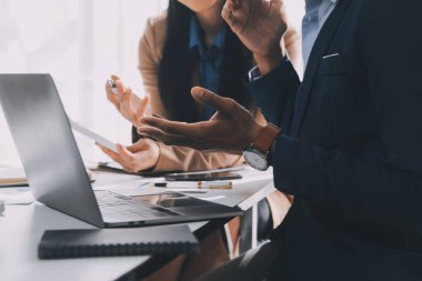 İş ekibi ile yeni başlangıç planı ve tartışma için proje bilgilerini dizüstü bilgisayar ve dijital tablet ile mali strateji bir modern iş salonda çalışıyor.