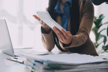 İş ekibi ile yeni başlangıç planı ve tartışma için proje bilgilerini dizüstü bilgisayar ve dijital tablet ile mali strateji bir modern iş salonda çalışıyor.