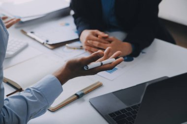 İş ekibi ile yeni başlangıç planı ve tartışma için proje bilgilerini dizüstü bilgisayar ve dijital tablet ile mali strateji bir modern iş salonda çalışıyor.