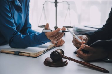 Adalet ve hukuk kavramı. Hukuk Müşaviri tokmak ve yasal hukuk veya yasal ile imzalanmış bir sözleşme istemciye sunar arka planda hukuk firmasında takım toplantısı