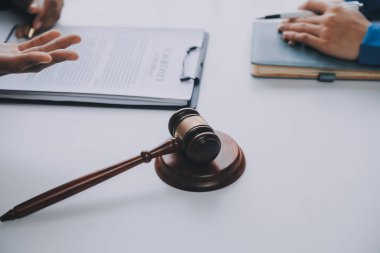 Adalet ve hukuk kavramı. Hukuk Müşaviri tokmak ve yasal hukuk veya yasal ile imzalanmış bir sözleşme istemciye sunar arka planda hukuk firmasında takım toplantısı