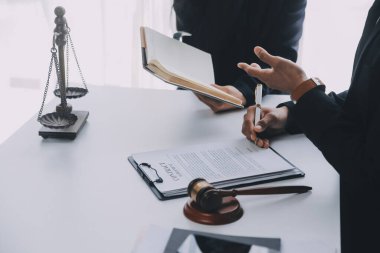 Adalet ve hukuk kavramı. Hukuk Müşaviri tokmak ve yasal hukuk veya yasal ile imzalanmış bir sözleşme istemciye sunar arka planda hukuk firmasında takım toplantısı