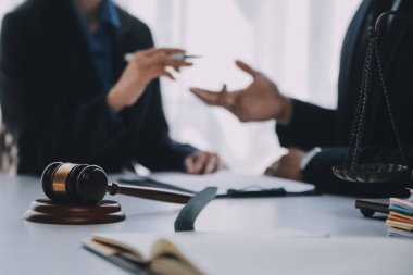 Adalet ve hukuk kavramı. Hukuk Müşaviri tokmak ve yasal hukuk veya yasal ile imzalanmış bir sözleşme istemciye sunar arka planda hukuk firmasında takım toplantısı