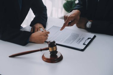 Adalet ve hukuk kavramı. Hukuk Müşaviri tokmak ve yasal hukuk veya yasal ile imzalanmış bir sözleşme istemciye sunar arka planda hukuk firmasında takım toplantısı