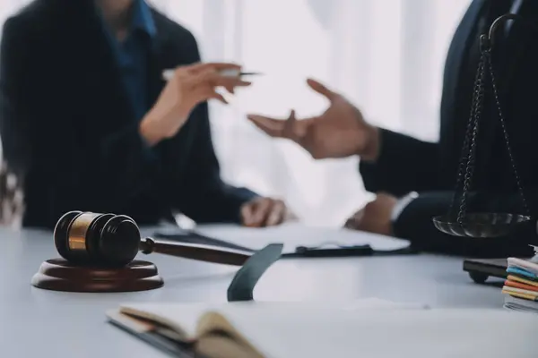 Adalet ve hukuk kavramı. Hukuk Müşaviri tokmak ve yasal hukuk veya yasal ile imzalanmış bir sözleşme istemciye sunar arka planda hukuk firmasında takım toplantısı