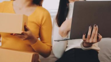 vlogger, blog yazarı küçük KOBİ iş kadını Asyalı güzel kadınlar kıyafetleri canlı yayın satışı internet üzerinden satışı, ev ofisinde mevcut ürün detaylarını gösterme, girişimci ekommerce