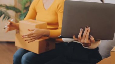 vlogger, blog yazarı küçük KOBİ iş kadını Asyalı güzel kadınlar kıyafetleri canlı yayın satışı internet üzerinden satışı, ev ofisinde mevcut ürün detaylarını gösterme, girişimci ekommerce