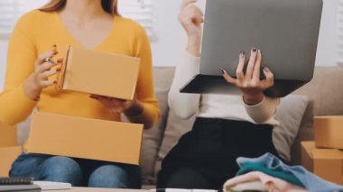 vlogger, blog yazarı küçük KOBİ iş kadını Asyalı güzel kadınlar kıyafetleri canlı yayın satışı internet üzerinden satışı, ev ofisinde mevcut ürün detaylarını gösterme, girişimci ekommerce