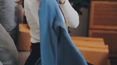 vlogger, blog yazarı küçük KOBİ iş kadını Asyalı güzel kadınlar kıyafetleri canlı yayın satışı internet üzerinden satışı, ev ofisinde mevcut ürün detaylarını gösterme, girişimci ekommerce