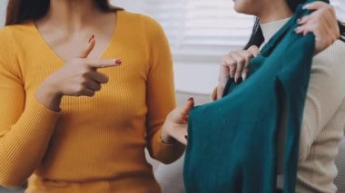 vlogger, blog yazarı küçük KOBİ iş kadını Asyalı güzel kadınlar kıyafetleri canlı yayın satışı internet üzerinden satışı, ev ofisinde mevcut ürün detaylarını gösterme, girişimci ekommerce