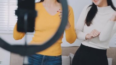 vlogger, blog yazarı küçük KOBİ iş kadını Asyalı güzel kadınlar kıyafetleri canlı yayın satışı internet üzerinden satışı, ev ofisinde mevcut ürün detaylarını gösterme, girişimci ekommerce