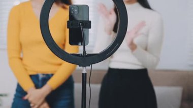 vlogger, blog yazarı küçük KOBİ iş kadını Asyalı güzel kadınlar kıyafetleri canlı yayın satışı internet üzerinden satışı, ev ofisinde mevcut ürün detaylarını gösterme, girişimci ekommerce