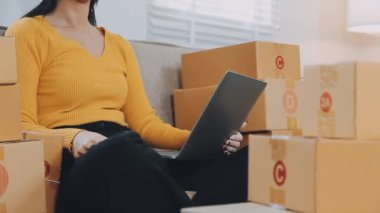 İş kadını küçük işletme girişimcisi KOBİ 'nin başarısını başlatır. Çevrimiçi Paket dağıtımı için evde çalışan serbest çalışan kadın. KOBİ ve ambalaj dağıtım kavramı