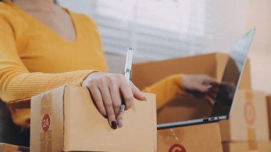İş kadını küçük işletme girişimcisi KOBİ 'nin başarısını başlatır. Çevrimiçi Paket dağıtımı için evde çalışan serbest çalışan kadın. KOBİ ve ambalaj dağıtım kavramı