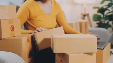 İş kadını küçük işletme girişimcisi KOBİ 'nin başarısını başlatır. Çevrimiçi Paket dağıtımı için evde çalışan serbest çalışan kadın. KOBİ ve ambalaj dağıtım kavramı