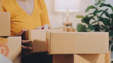 İş kadını küçük işletme girişimcisi KOBİ 'nin başarısını başlatır. Çevrimiçi Paket dağıtımı için evde çalışan serbest çalışan kadın. KOBİ ve ambalaj dağıtım kavramı