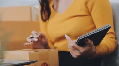 İş kadını küçük işletme girişimcisi KOBİ 'nin başarısını başlatır. Çevrimiçi Paket dağıtımı için evde çalışan serbest çalışan kadın. KOBİ ve ambalaj dağıtım kavramı