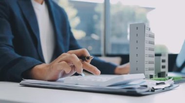 Emlakçı ve müşteri ev, sigorta ve kira sözleşmesi imzalıyor